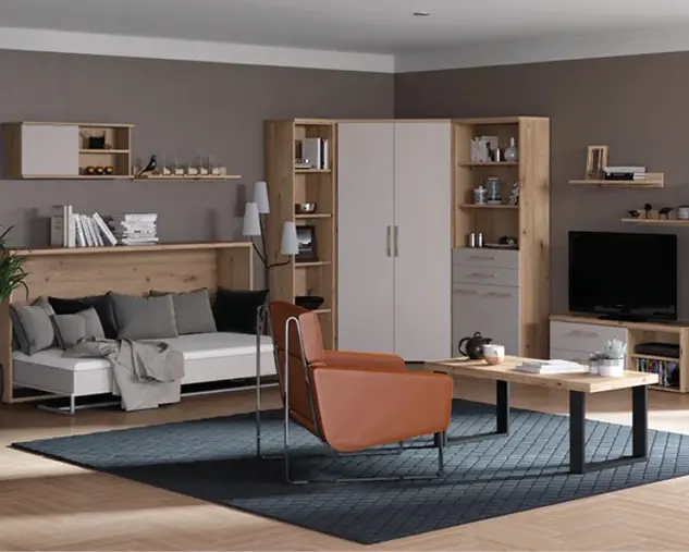 Großzügiges Wohnzimmer mit moderner Wohnwand aus Massivholz, Sofa, Couchtisch und Vitrinen. Hochwertige Wohnzimmermöbel in zeitlosem Design für stilvolles Wohnen und viel Stauraum.